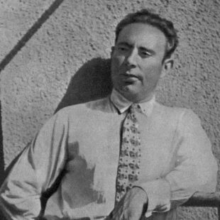 Leyb_Kvitko_c Schwarz-Weiß Fotographie des Autors und Dichters Leib Kvitko vor einer Hauswand