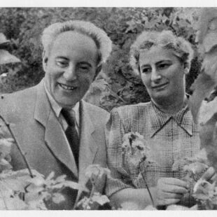 Scan_12_Leyb_und_Betti, in der Nähe von Moskau 1947-1 Schwarz-Weiß-Fotografie des Autoren Leyb Kvitko mit seiner Frau Betti in der Nähe von Moskau.