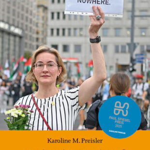 Streit-und-Straßenkampf Buchcover Streit und Straßenkampf von Karoline Preisler. Foto der Autorin mit Transparent bei Demo: Rape is not resistance. Nowhere.